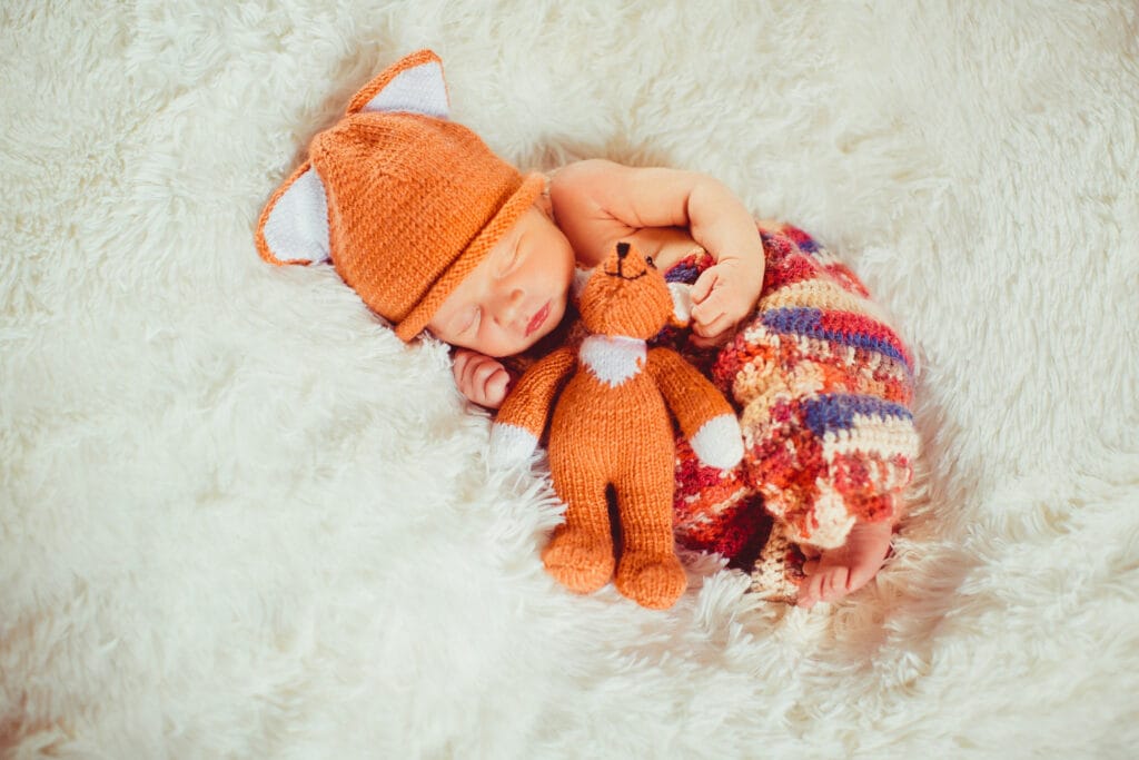 Bebé reborn artesal con peluche en cama Bebé reborn artesal con peluche en cama