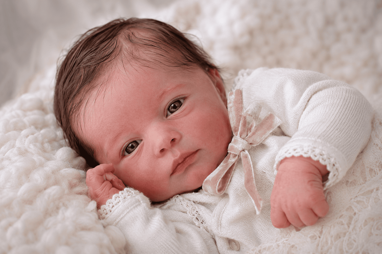 Bebé reborn artesanal con ropa blanca